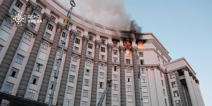 La oleada de bombardeos rusos contra Ucrania dañó el edificio del Gabinete de Ministros en la ciudad de Kiev