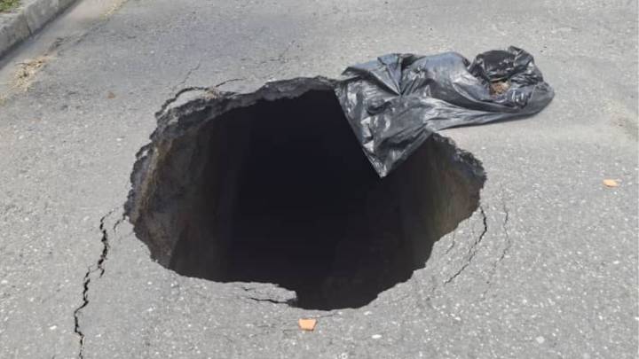 FOTOS | Alerta en Las Trinitarias: Enorme hueco amenaza la seguridad vial y la tranquilidad de los vecinos #15Sep