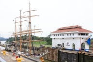 Velero de la Guardia Costera de EE.UU. cruza el Canal de Panamá tras gira por el Pacífico