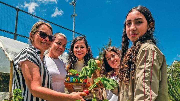 Alumnas de colegio rural de Antioquia consiguieron la plata y expondrán huerta matemática en Abu Dabi