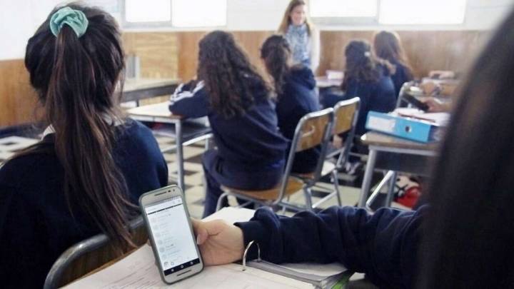 Lo ven cada 12 minutos en clases: Senado aprobó prohibir celulares en colegios