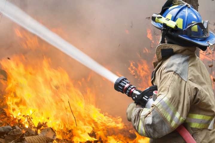 Incendio en centro comercial deja un herido y 3 negocios dañados 
