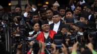 La turba incendia el parlamento de Nepal pese a la dimisión del primer ministro Oli