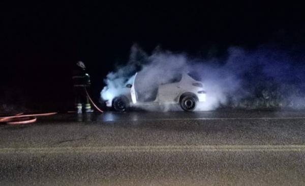 Se incendió un auto cerca del Mercado Concentrador