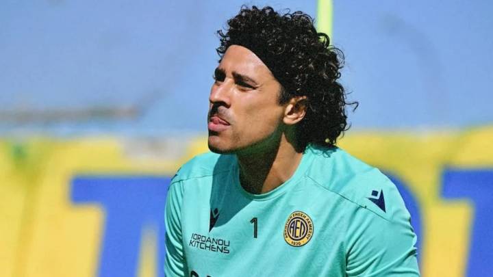 Golean a Guillermo Ochoa en su debut en Chipre