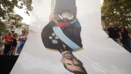 Despliegan un gran retrato del rey Felipe VI boca abajo en el final de la manifestación de la ANC en Barcelona