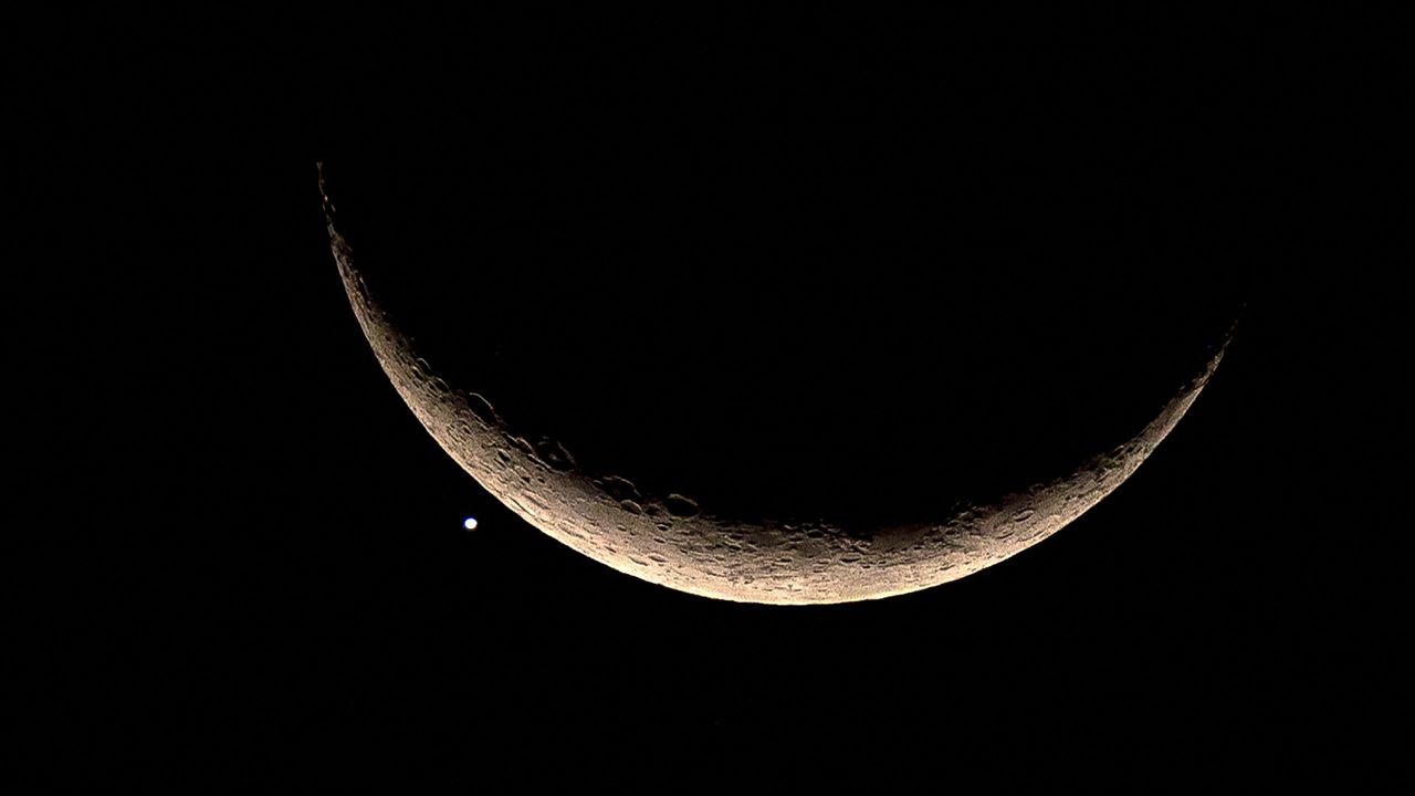 See the crescent moon take flight with Venus in the predawn sky on Sept. 19