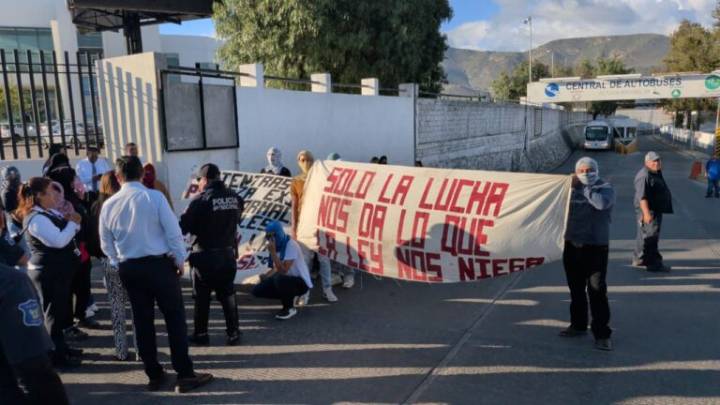 Alumnos del Mexe bloquean entrada y salida de la Central de Autobuses de Pachuca