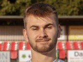 Conmoción en el fútbol inglés: un ex Arsenal murió luego de pegarse la cabeza contra un muro en pleno partido