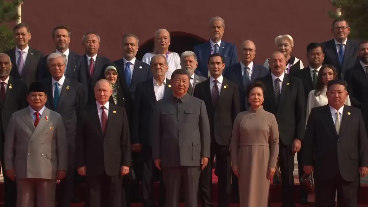 Xi poses for photo along with Kim, Putin and other leaders ahead of China military parade