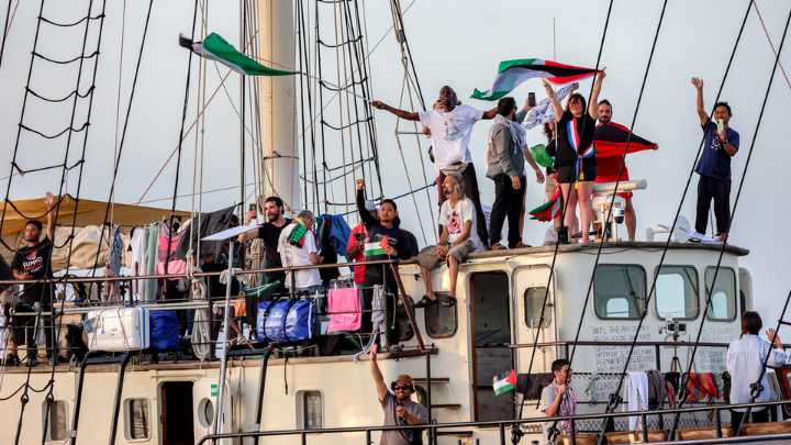 Una flotilla nutrida navega en camino a Gaza