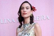 Ni pendientes, ni bolsazo, la flor en el pelo de Alexa Chung es el único accesorio que necesitan las invitadas de otoño para elevar su vestido más clásico