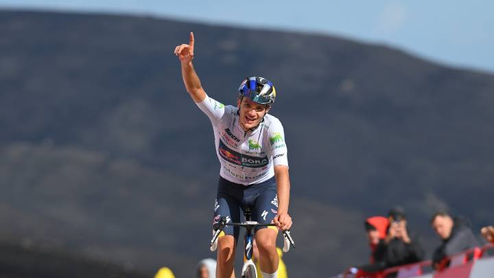 Giulio Pellizzari gana en el alto de El Morredero; Vingegaard sigue como líder