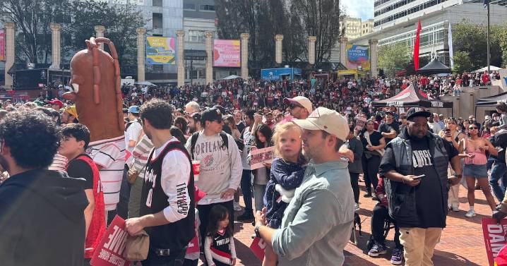 Blazers Fans Rally for Damian Lillard in Pioneer Courthouse Square
