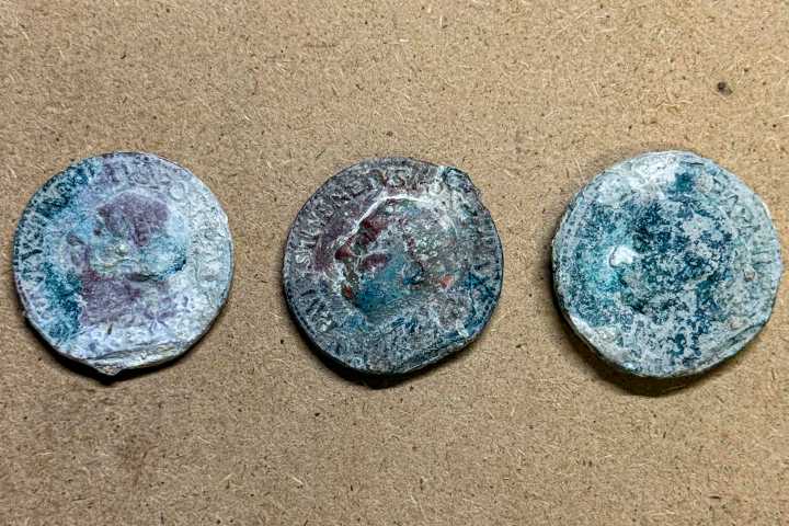 Encuentran tres medallas de bronce del siglo XV en las obras del metro de Roma
