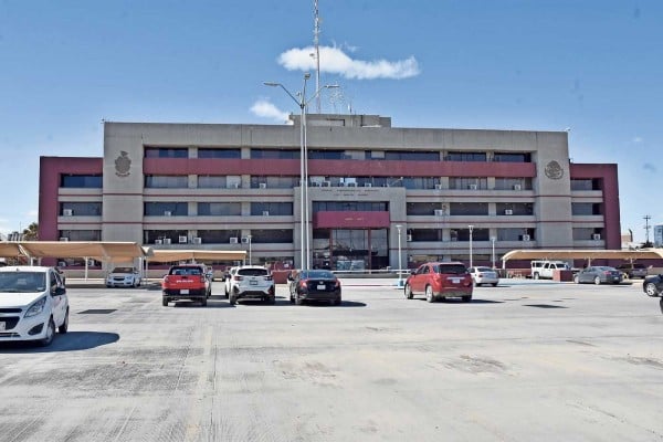 Desahogan estacionamiento en la Presidencia municipal
