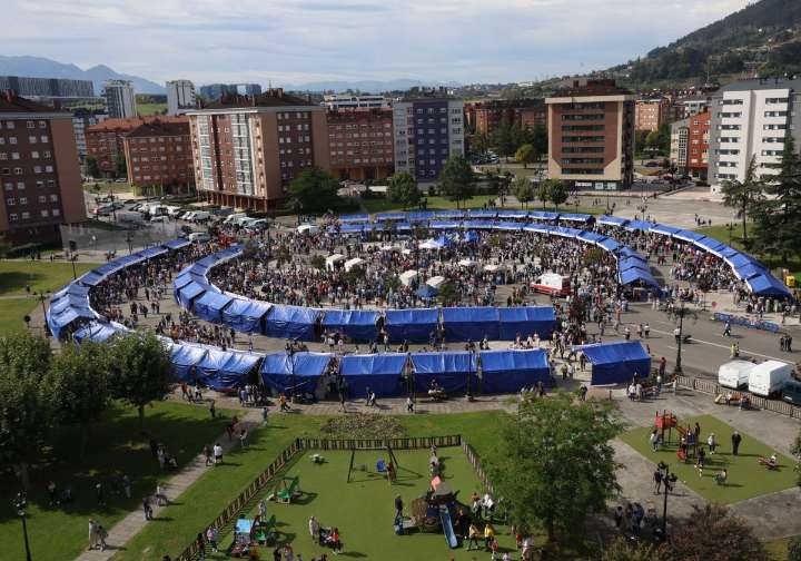 La Corredoria estrena su rastro con el objetivo de convertirse en «el mercadillo de Asturias»