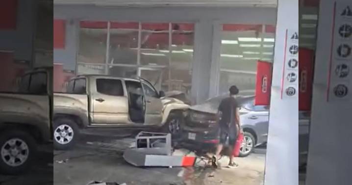 VIDEO: Septuagenario estrella su guagua contra gasolinera en San Juan