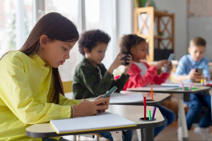 Senadora Provoste vota a favor de proyecto que regula uso de dispositivos digitales como el “celular” en establecimientos educacionales