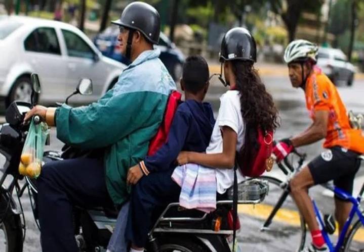 Prohíben a motorizados transportar a niños menores de 10 años