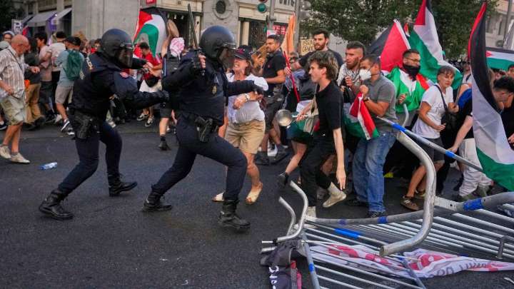 La prensa internacional se hace eco de la 'vergüenza histórica' de España con la Vuelta: "Levantaron barricadas"