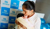 Essalud: Madre coraje da a luz a una niña sana pese a tener escoliosis y hernia