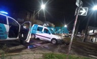 VIDEO. Impactante choque en Los Hornos entre una moto y una camioneta de Gobernación: un herido