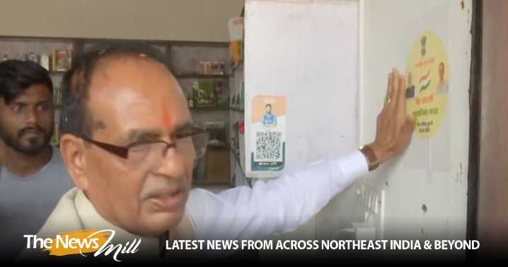 MP: Union Minister Shivraj Chouhan meets shopkeepers, promotes Swadeshi products