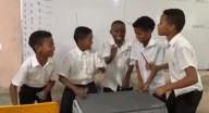 Al ritmo de champeta, estudiantes se aprenden las tablas de multiplicar El video fue publicado en la red social TikTok en donde se ven a cinco menores, con una mesa, lápices y dos tubos de color verde