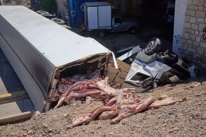 Volcó un camión frigorífico en Mendoza: la Policía echó a los vecinos que intentaban saquearlo