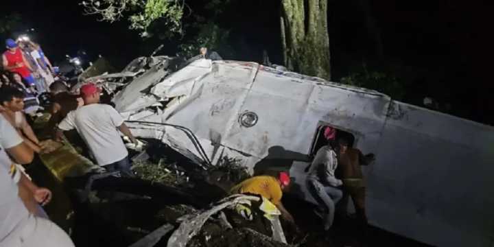 Aragua: Al menos un muerto y 35 heridos dejó el vuelco de un autobús en Choroní