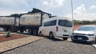 Tráiler impacta vehículos y los arrastra tras presentar falla mecánica