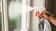 Ni vinagre, ni jabón: el truco para dejar relucientes las ventanas de casa
