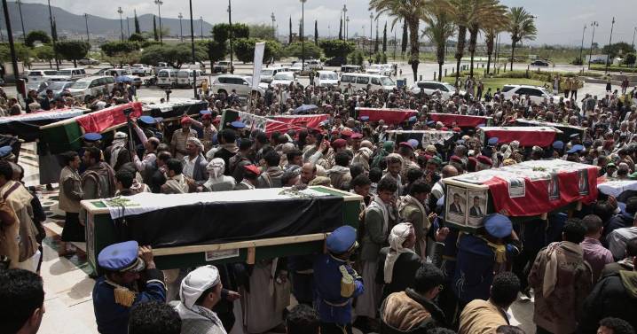 Israel ataca puerto yemení de Hodeida al tiempo que rebeldes hutíes activan defensas aéreas