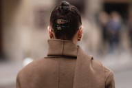 Estos 3 peinados con moño ya no se llevan en el otoño de 2025 (en su lugar, llevaremos uno clásico como éste)
