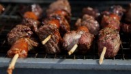 Fondas cerrarán con remates de empanadas, anticuchos y terremotos