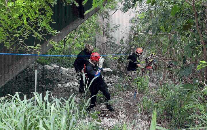Rescatan a tres personas y un perro de crecida de río en Adjuntas