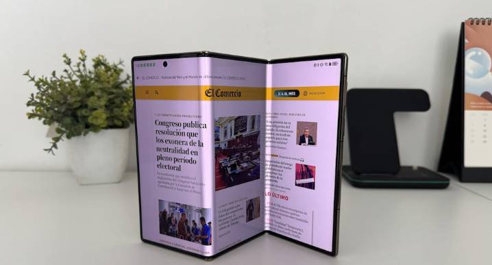 Probamos el Huawei Mate XT Ultimate, el primer celular con tres pantallas y el más caro del mundo 