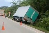 Camión se salió de la vía y por poco termina volcado en la Troncal de Oriente
