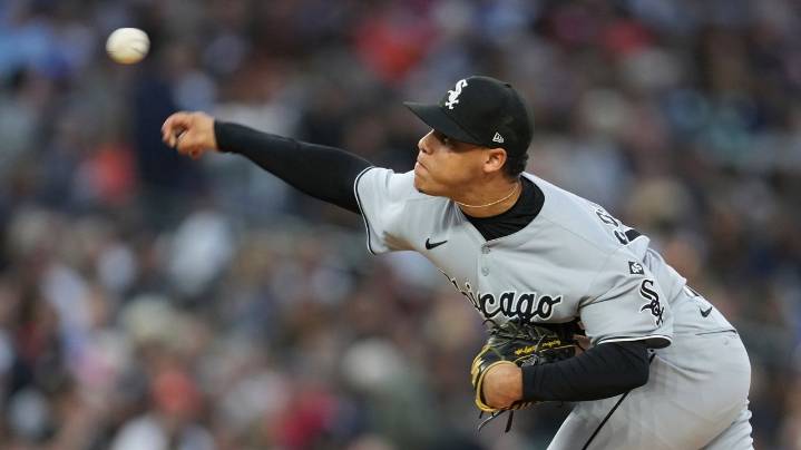 White Sox right-hander Wikelman González and outfielder Mike Tauchman to miss rest of season