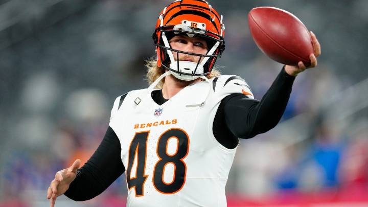 Eagles sign a new long snapper ahead of Broncos game