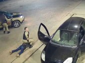 Logró huir de su exnovio gracias a una coincidencia con la policía y todo quedó registrado en un video