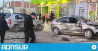 20:19 Un auto despistó en km.14 y chocó contra tres vehículos estacionados: dos personas fueron derivadas al hospital