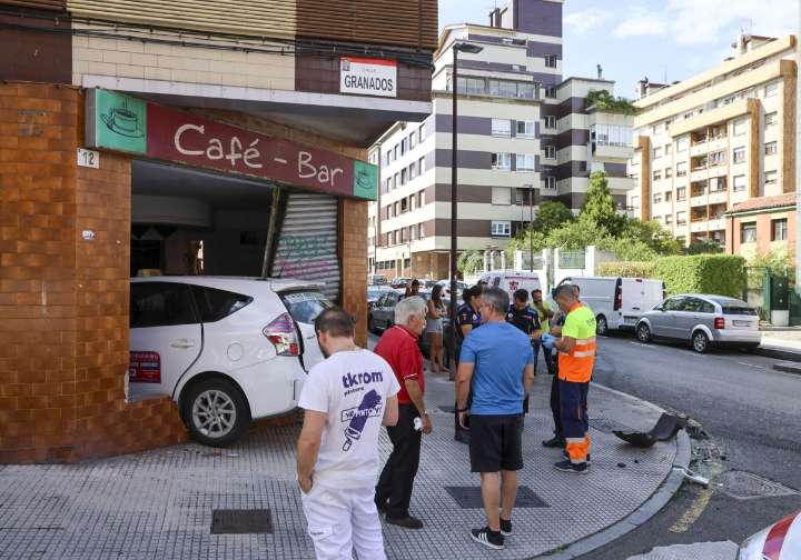 Un taxi acaba empotrado dentro de un bar en El Coto, en Gijón