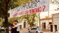 "La tanga de ...": mujer pidió noviazgo con un particular mensaje en lienzo en plena calle de Argentina