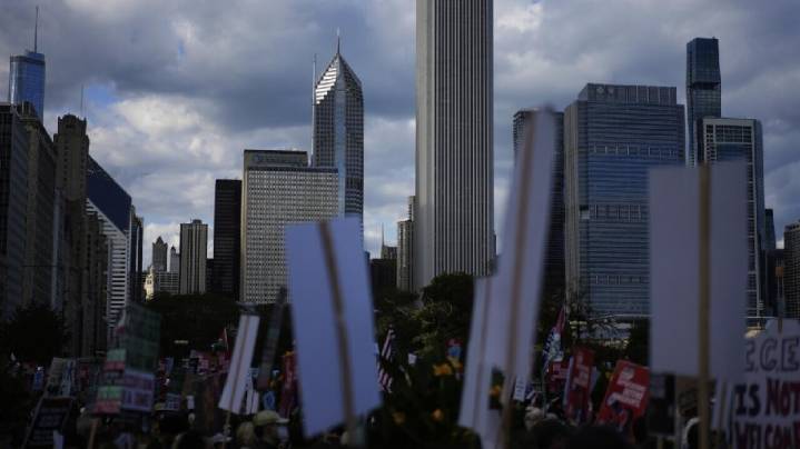 Trump niega una guerra con Chicago y afirma que EEUU «limpiará» sus ciudades