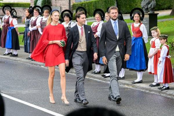 La invitada del vestido rojo más corto y el collar de perlas clásico