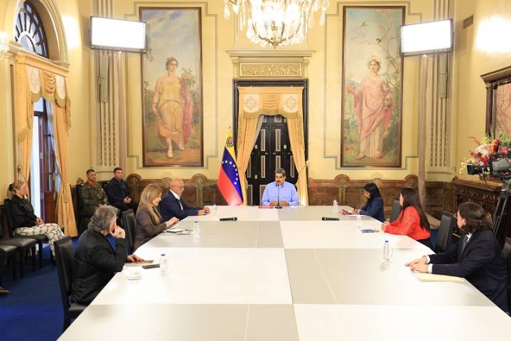 Presidente Maduro evalúa declarar estado de conmoción exterior
