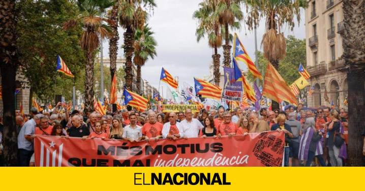 Miles de personas participan en las manifestaciones de la Diada en Barcelona, Girona y Tortosa