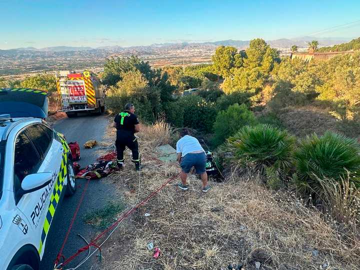 Rescatado en Alhaurín de la Torre un anciano que tras sufrir una caída se quedó a centímetros de un gran precipicio